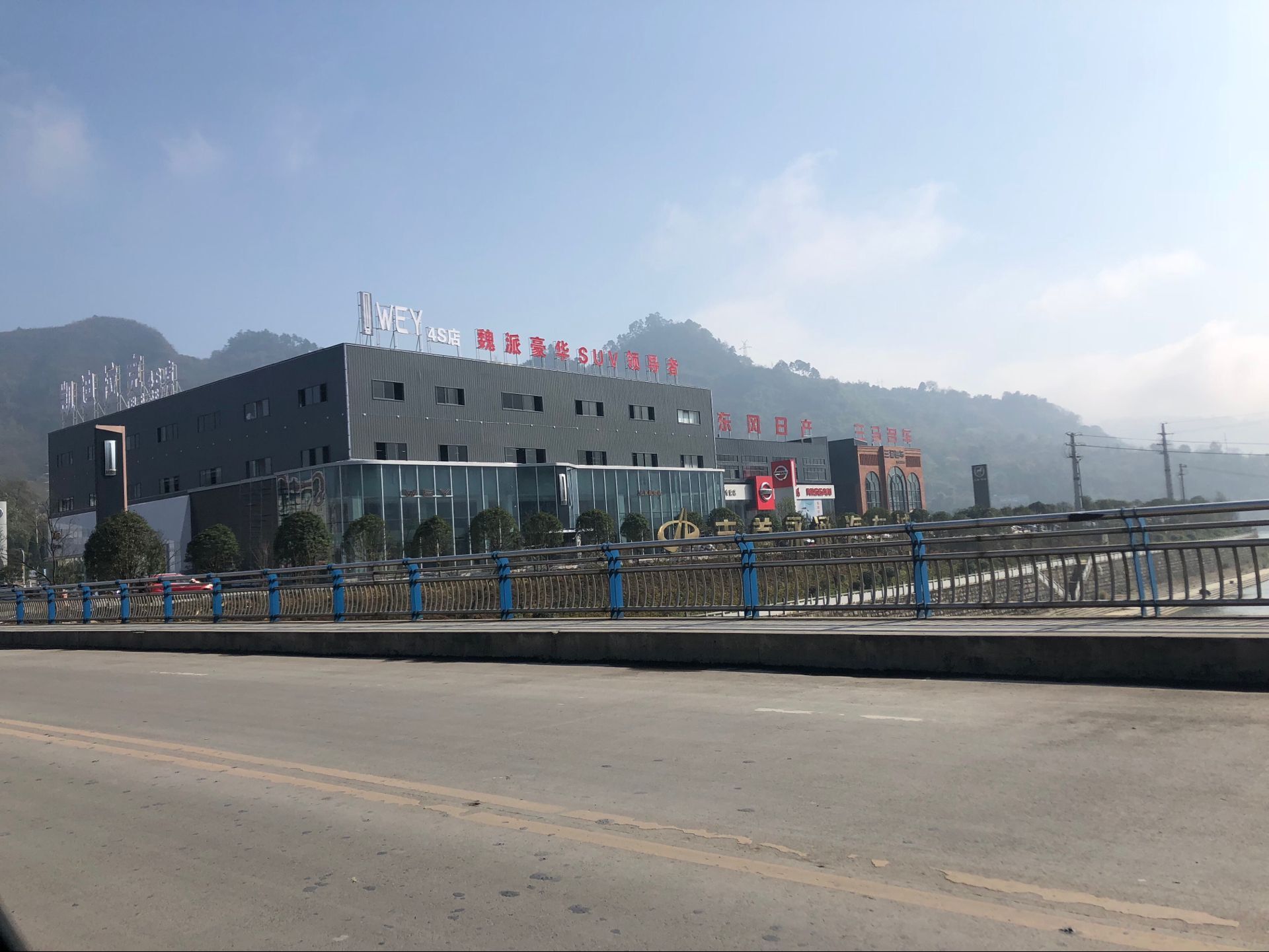 吉首市大田灣永通汽車(chē)城東風(fēng)日產(chǎn)、廣汽傳祺、凱迪拉克等八家4S店